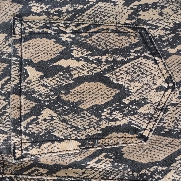 Hailee c Ladies Reptilian Designed Stretch Fabric Jeans - Picture 13 of 17